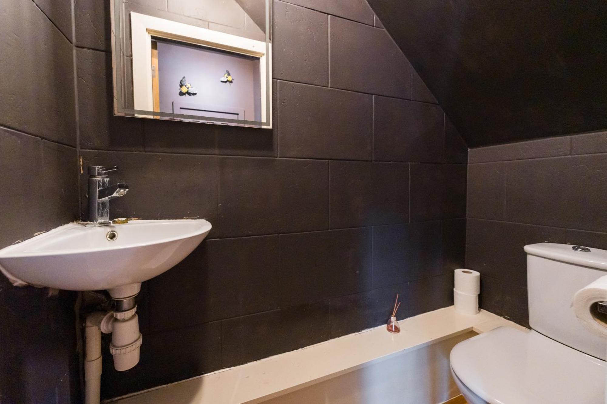 City Retreat, Spacious 4 Bed House, Games Room, Parking, Hot Tub & Bbq Cardiff Exteriör bild