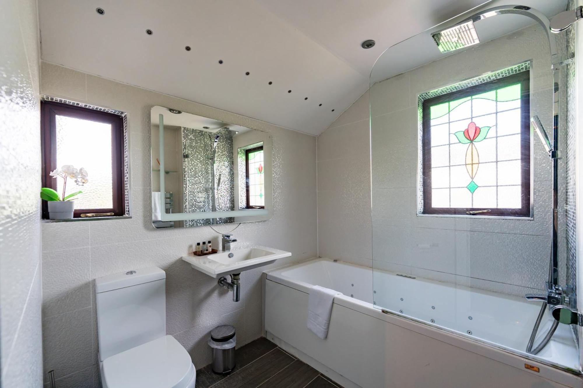 City Retreat, Spacious 4 Bed House, Games Room, Parking, Hot Tub & Bbq Cardiff Exteriör bild