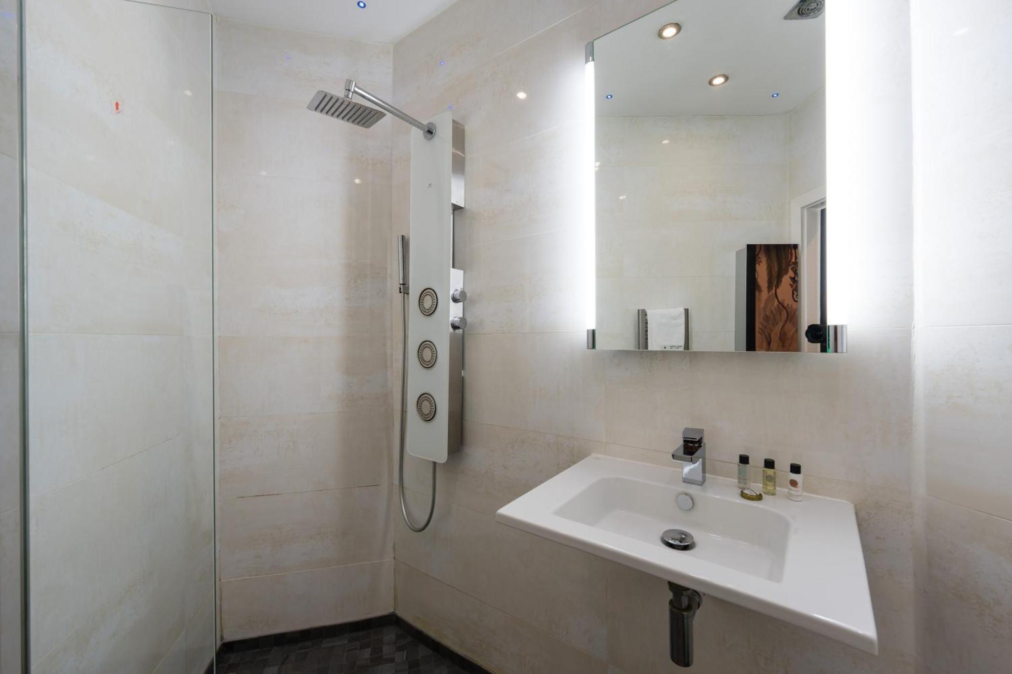 City Retreat, Spacious 4 Bed House, Games Room, Parking, Hot Tub & Bbq Cardiff Exteriör bild