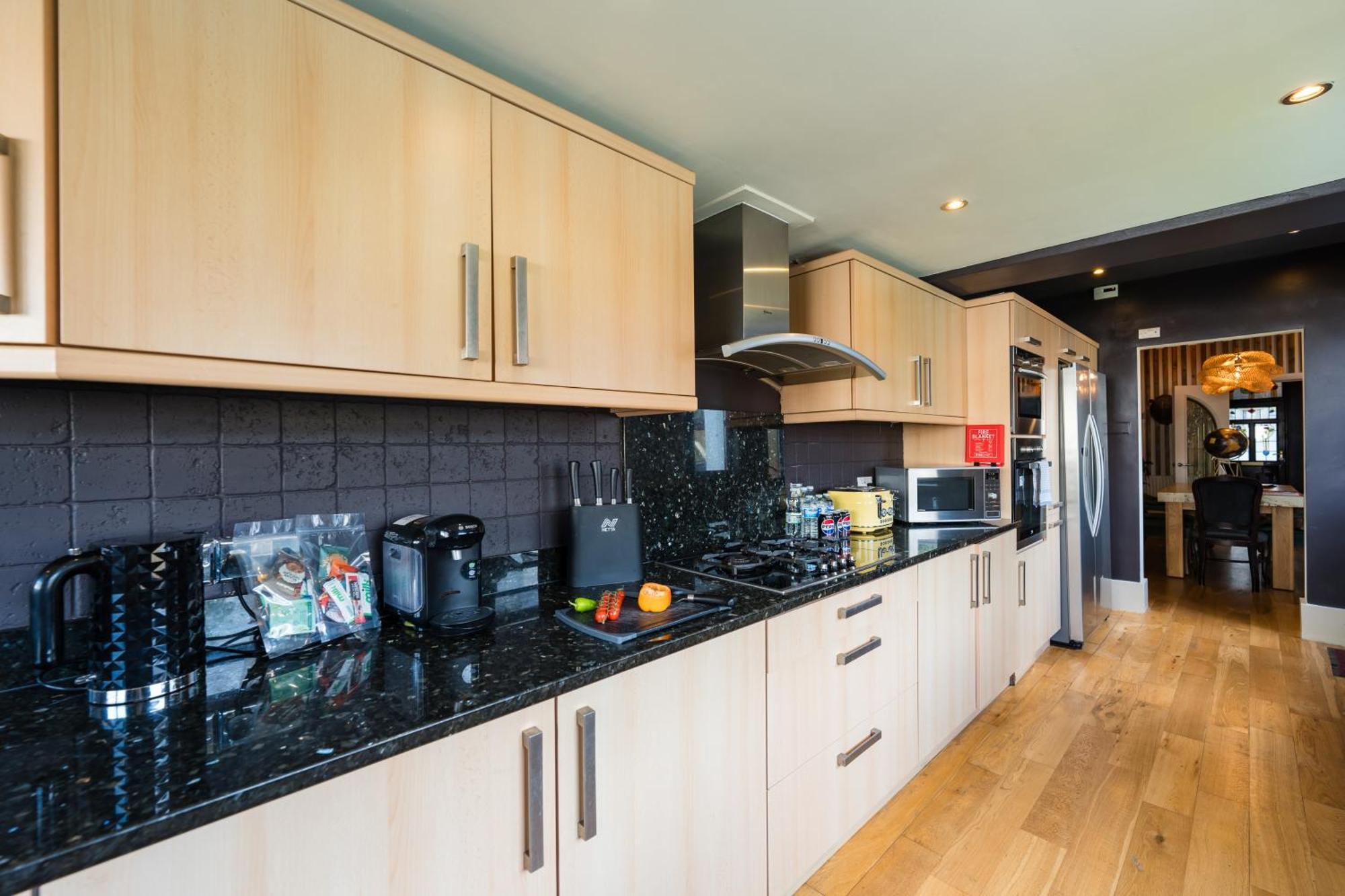 City Retreat, Spacious 4 Bed House, Games Room, Parking, Hot Tub & Bbq Cardiff Exteriör bild