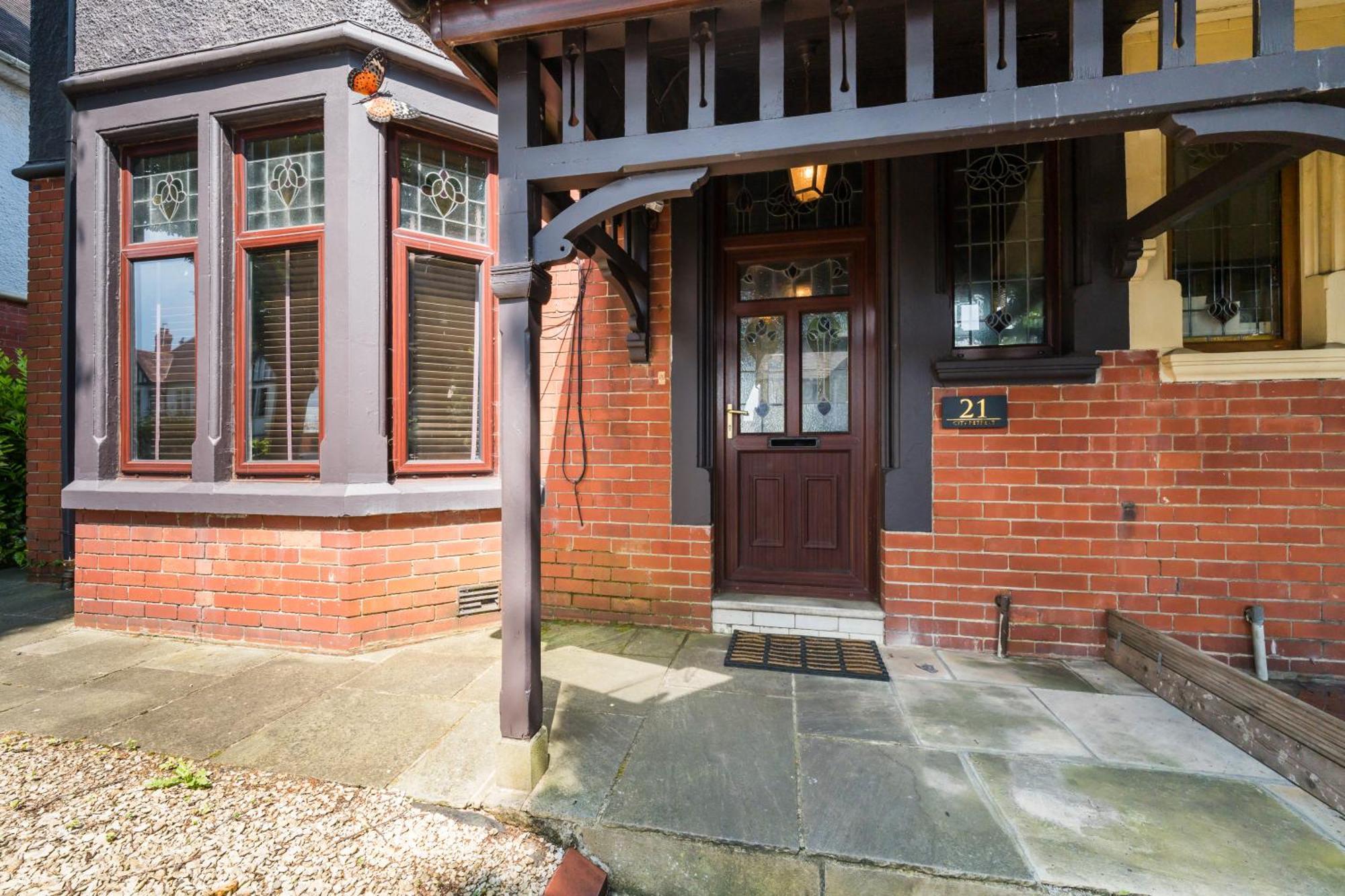 City Retreat, Spacious 4 Bed House, Games Room, Parking, Hot Tub & Bbq Cardiff Exteriör bild